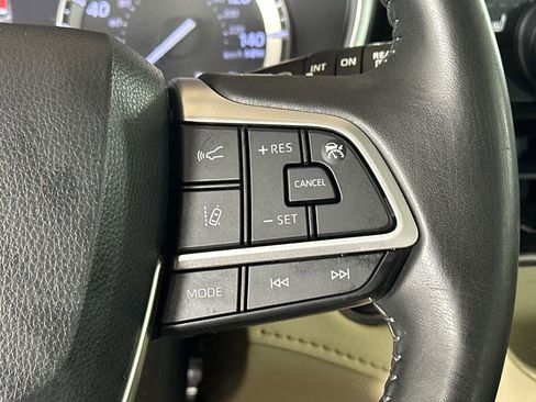 Used 2022 Toyota Highlander XLE image 26