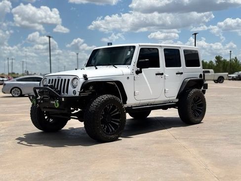 Used 2018 Jeep Wrangler Unlimited Sahara w/ Connectivity Group AWD/4WD image 3
