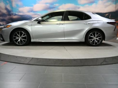 Used 2023 Toyota Camry SE FWD image 5