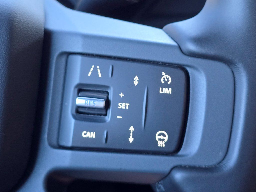 Used 2025 Land Rover Defender 130 X-Dynamic SE AWD/4WD image 33