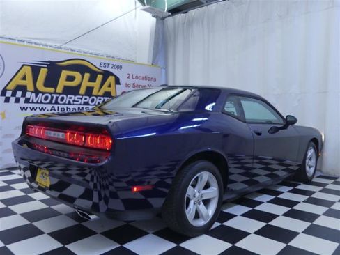 Used 2014 Dodge Challenger SXT RWD image 7
