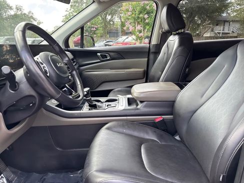 Used 2025 Kia Carnival FWD image 10