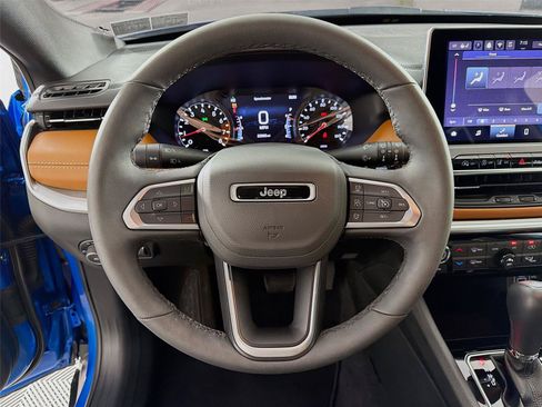 Used 2025 Jeep Compass Limited AWD/4WD image 3