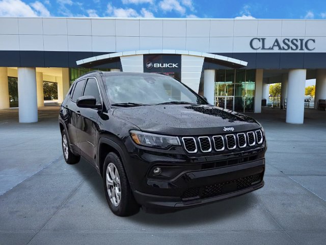 Used 2025 Jeep Compass Latitude AWD/4WD image 2