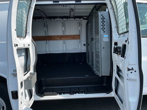 Used 2015 Chevrolet Express 2500 RWD image 17