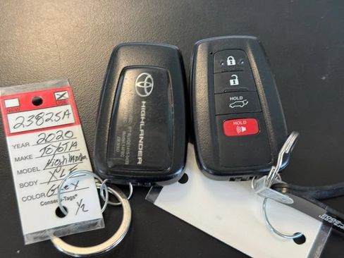 Used 2020 Toyota Highlander XLE AWD/4WD image 31