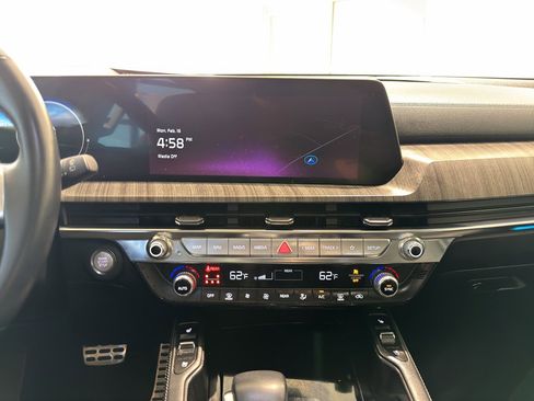 Used 2024 Kia Telluride SX w/ Towing Package image 18