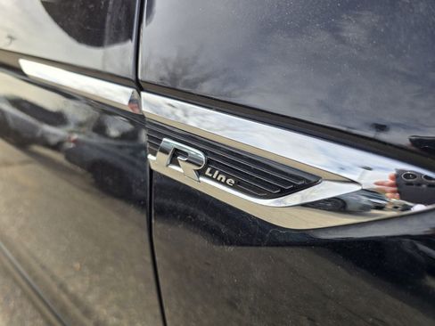 Used 2021 Volkswagen Tiguan SE R-Line image 8