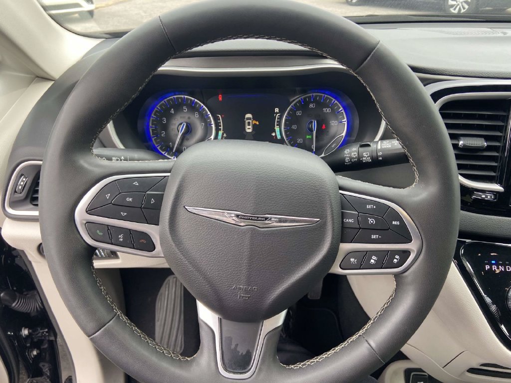 Used 2024 Chrysler Pacifica Touring-L FWD image 31