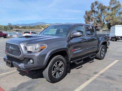 Used 2018 Toyota Tacoma TRD Sport image 1