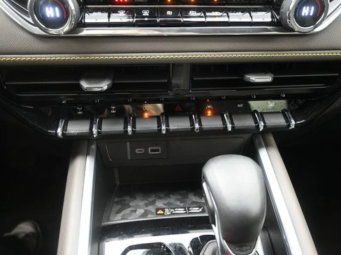 Used 2024 Chevrolet Colorado ZR2 w/ ZR2 Convenience Package III image 25