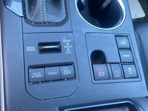 Used 2023 Toyota Highlander XLE image 18