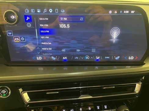 Used 2025 Chevrolet Traverse LT FWD image 12