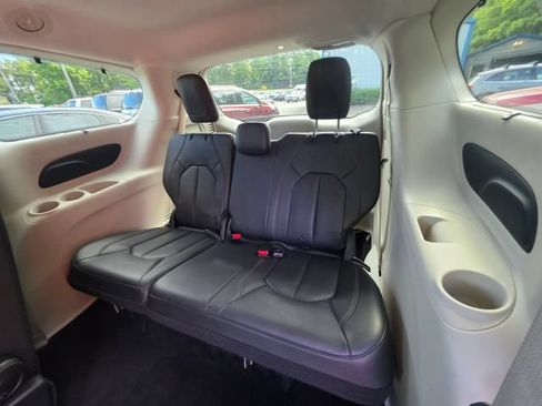 Used 2020 Chrysler Pacifica Touring-L FWD image 20