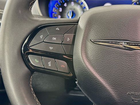 Used 2025 Chrysler Pacifica Limited FWD image 18