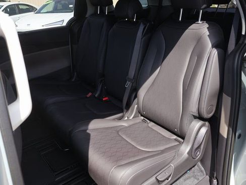 New 2026 Kia Carnival EX FWD image 11