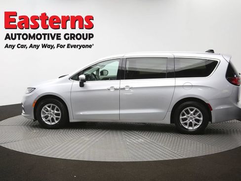 Used 2023 Chrysler Pacifica Touring-L FWD image 63
