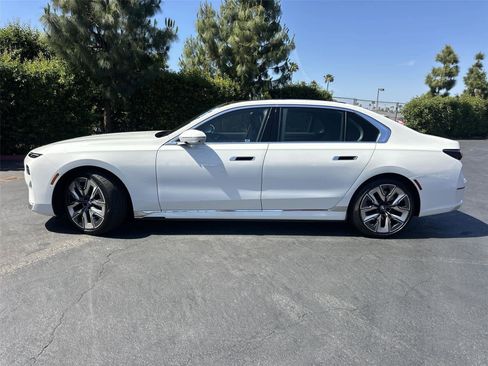 Used 2025 BMW i7 eDrive50 w/ Premium Package RWD image 3