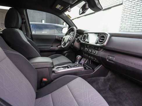 Used 2021 Toyota Tacoma TRD Sport w/ Technology Package image 27