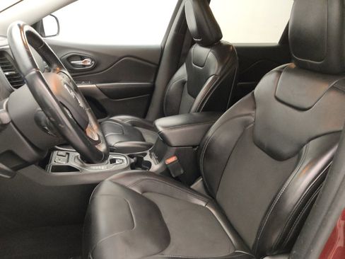 Used 2019 Jeep Cherokee Latitude Plus w/ Comfort/Convenience Group FWD image 17