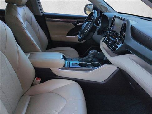 Used 2020 Toyota Highlander Limited image 23