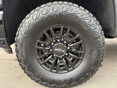 Used 2025 Chevrolet Silverado 2500 ZR2 w/ Technology Package image 14