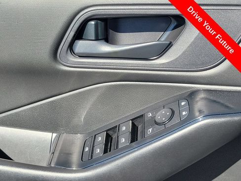Used 2024 Nissan Rogue S FWD image 16