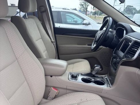 Used 2018 Jeep Grand Cherokee Laredo AWD/4WD image 6