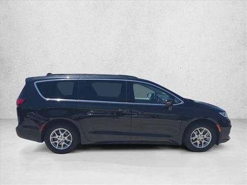 Used 2022 Chrysler Pacifica Touring-L FWD image 4