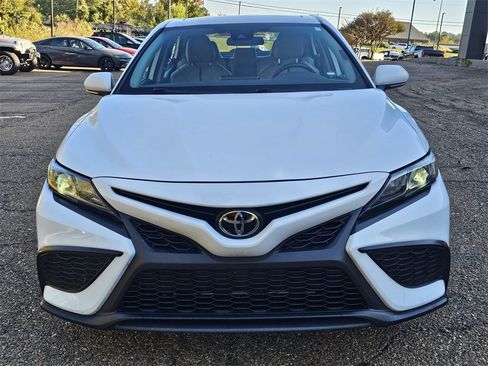 Used 2024 Toyota Camry SE image 2