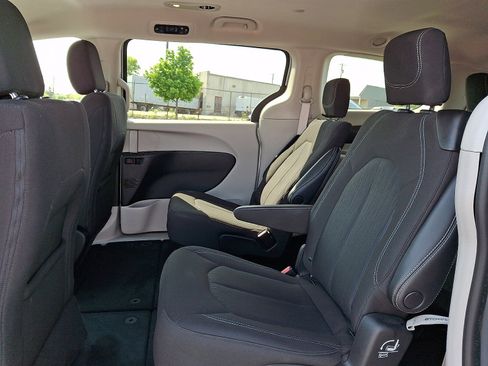 Used 2022 Chrysler Voyager LX FWD image 11
