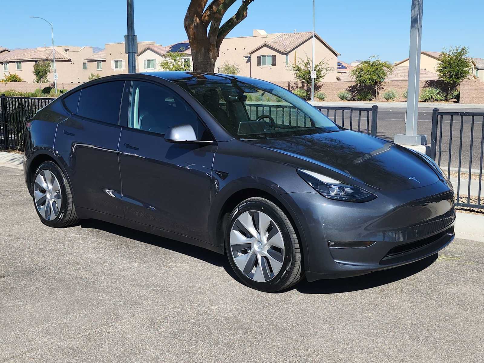 Used 2023 Tesla Model Y Long Range AWD/4WD image 2