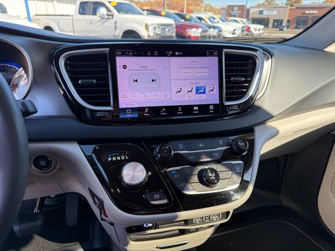 Used 2022 Chrysler Pacifica Touring-L image 14