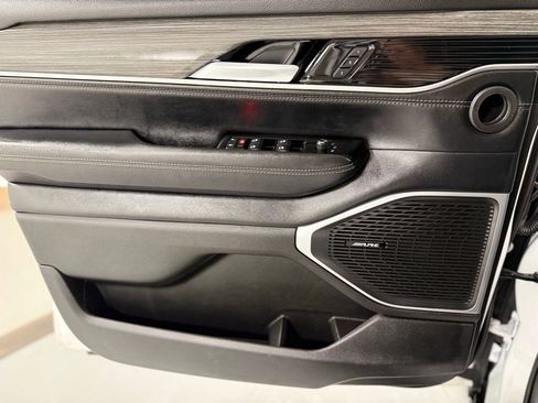 Used 2024 Jeep Wagoneer L Series II image 18