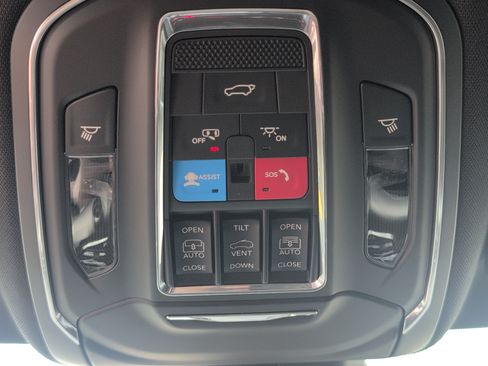 Used 2024 Jeep Wagoneer L Series II AWD/4WD image 18