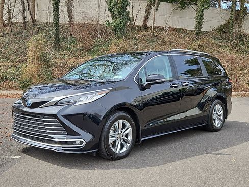 Used 2024 Toyota Sienna Limited image 3