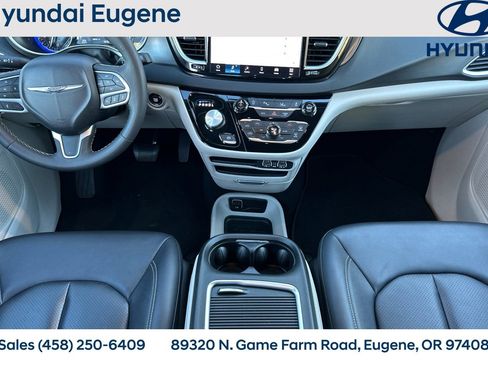 Used 2024 Chrysler Pacifica Touring-L image 15