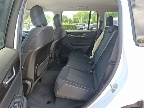 Used 2023 Jeep Grand Cherokee Laredo AWD/4WD image 12
