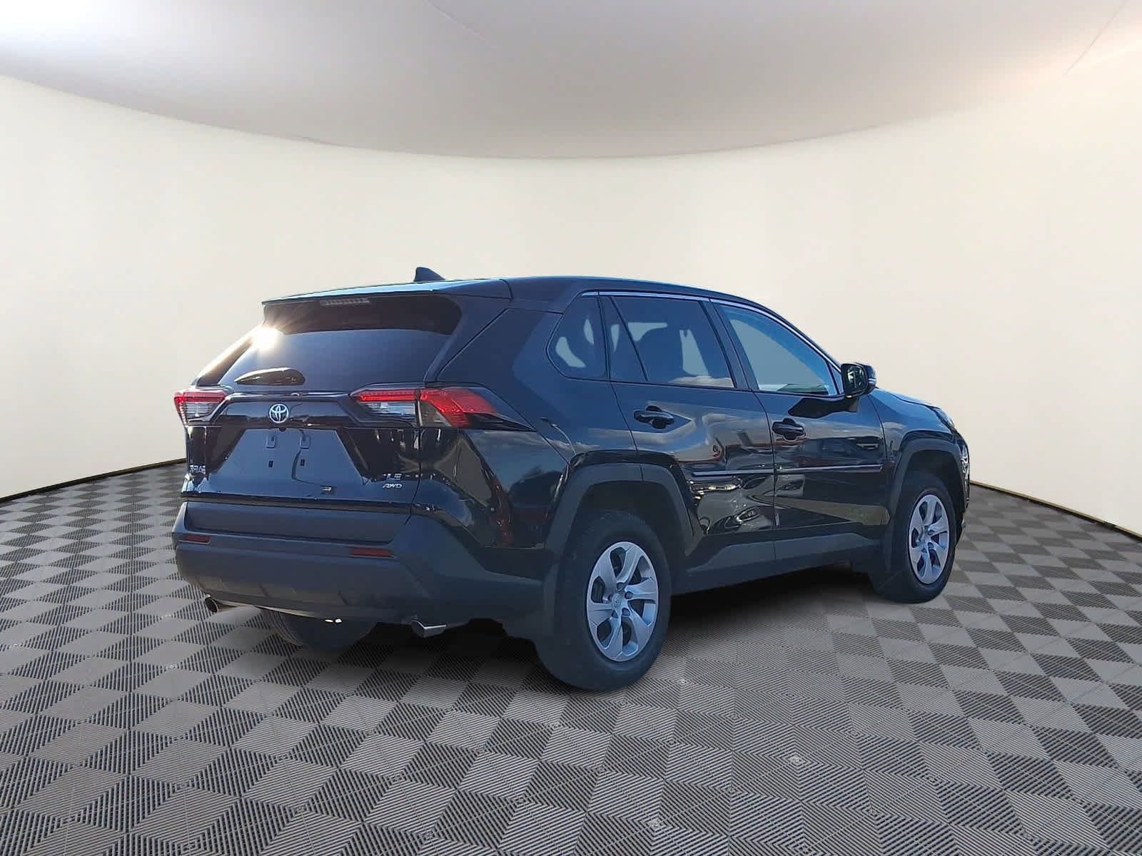 Used 2023 Toyota RAV4 LE AWD/4WD image 5
