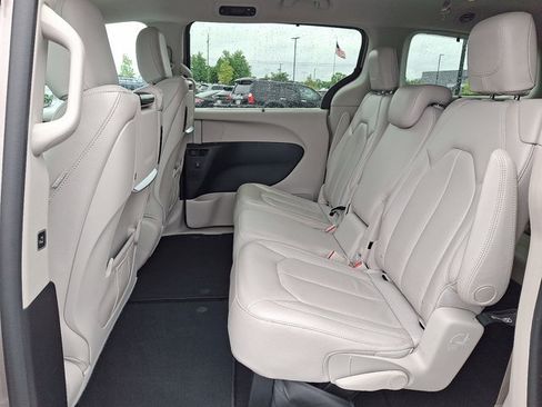 Used 2017 Chrysler Pacifica Touring-L Plus w/ Advanced Safetytec Group FWD image 11