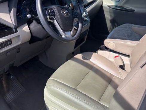 Used 2015 Toyota Sienna XLE w/ XLE Navigation Package image 4