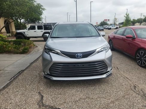 Used 2024 Toyota Sienna Platinum FWD image 4