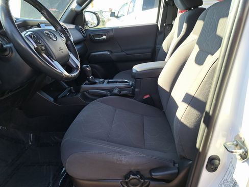 Used 2019 Toyota Tacoma TRD Sport image 28