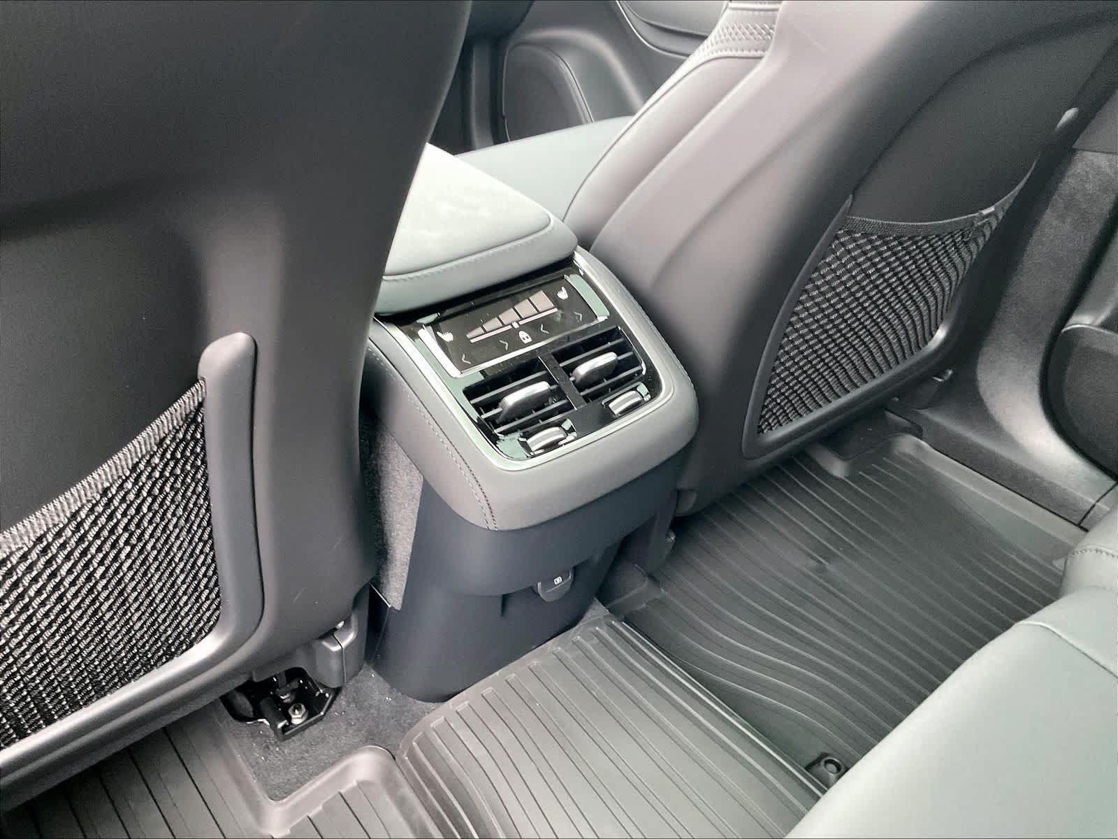 New 2027 Volvo XC90 B6 Plus AWD/4WD image 16