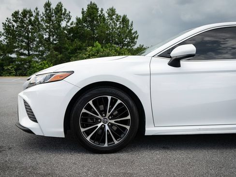 Used 2018 Toyota Camry SE FWD image 4