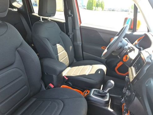 Used 2018 Jeep Renegade Latitude AWD/4WD image 12