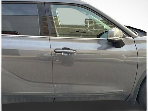 Used 2022 Toyota Highlander XLE image 3