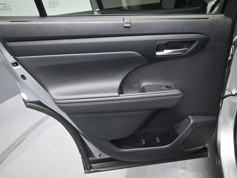 Certified 2021 Toyota Highlander XLE image 29