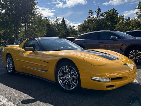 Used 2000 Chevrolet Corvette Coupe w/ Roof Pkg RWD image 3