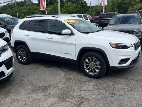 Used 2019 Jeep Cherokee Latitude Plus w/ Cold Weather Group AWD/4WD image 3
